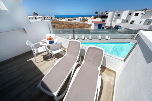 Suite Junior con vistas a la piscina del hotel Aqua Suites. Foto 6