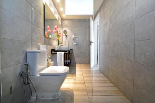 Junior suite Vista Piscina Balcón o Terraza Sofá Cama incluido del hotel Aqua Suites. Foto 3