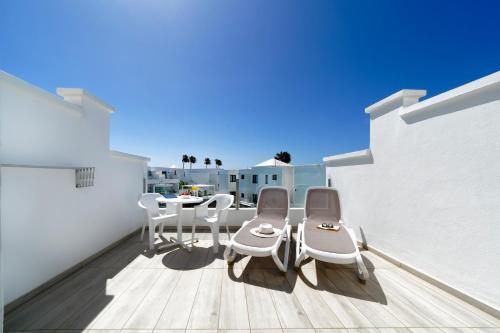 Junior suite Vista Piscina Balcón o Terraza Sofá Cama incluido del hotel Aqua Suites. Foto 4