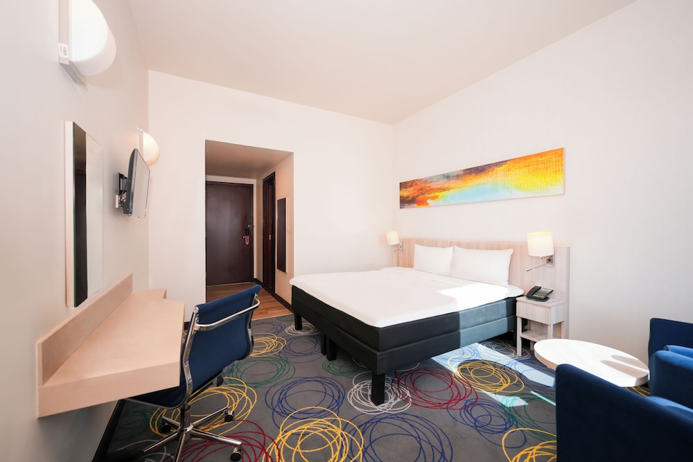 Habitación Estándar con 1 cama doble del hotel Ibis Styles Dragon Mart Dubai. Foto 2