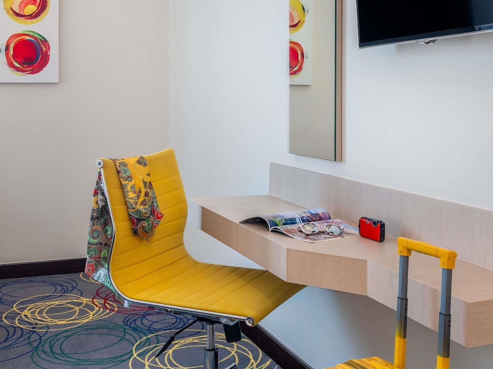 Habitación Estándar con 1 cama doble del hotel Ibis Styles Dragon Mart Dubai. Foto 3