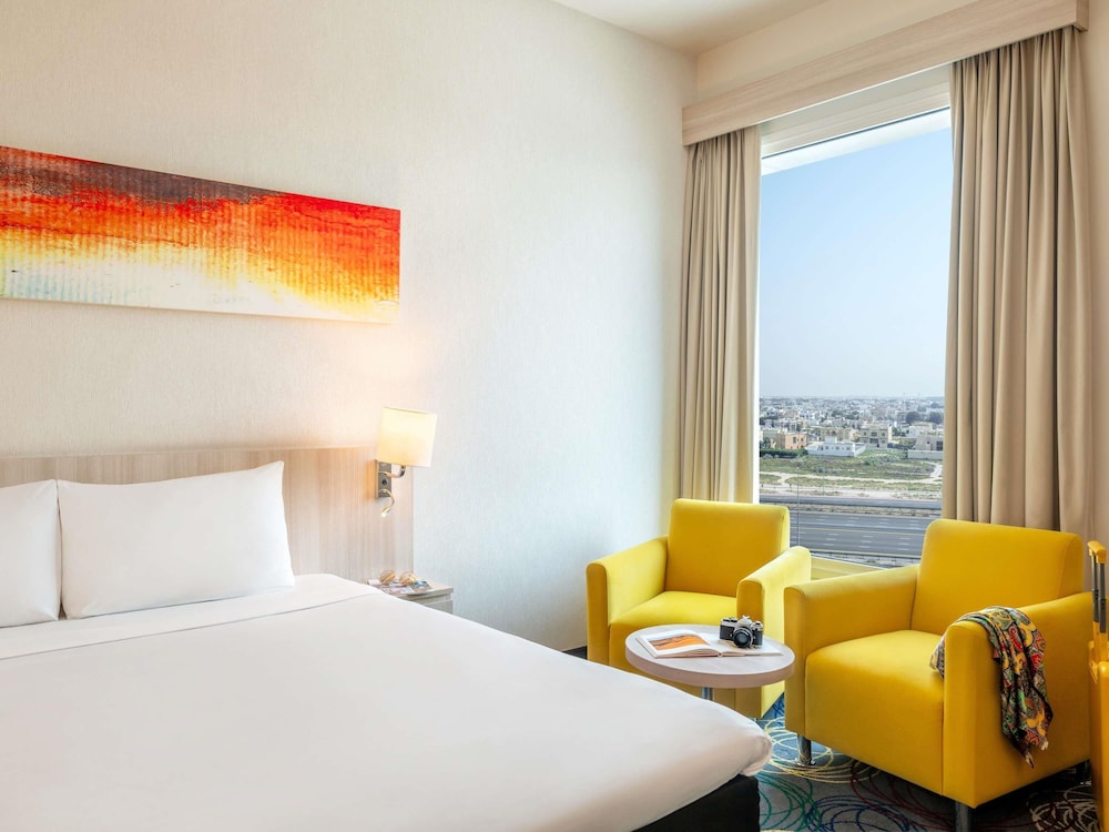 Habitación Estándar con 1 cama doble del hotel Ibis Styles Dragon Mart Dubai. Foto 4