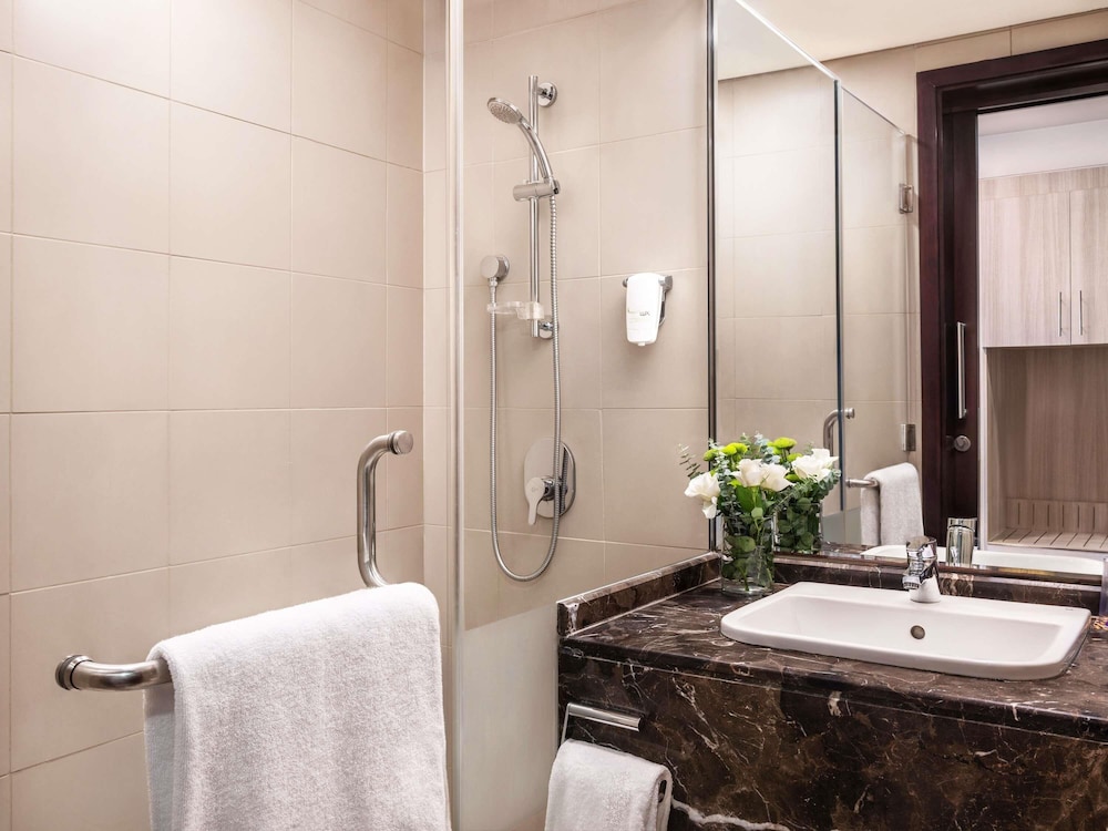 Habitación Estándar con 1 cama doble del hotel Ibis Styles Dragon Mart Dubai. Foto 5