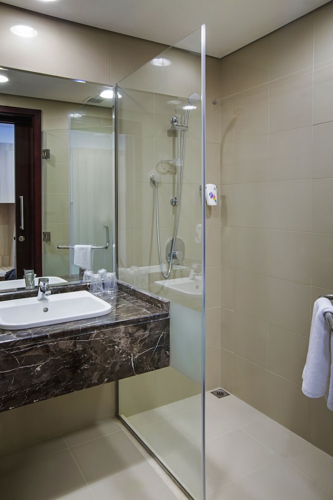 Habitación Estándar con 1 cama doble del hotel Ibis Styles Dragon Mart Dubai. Foto 8
