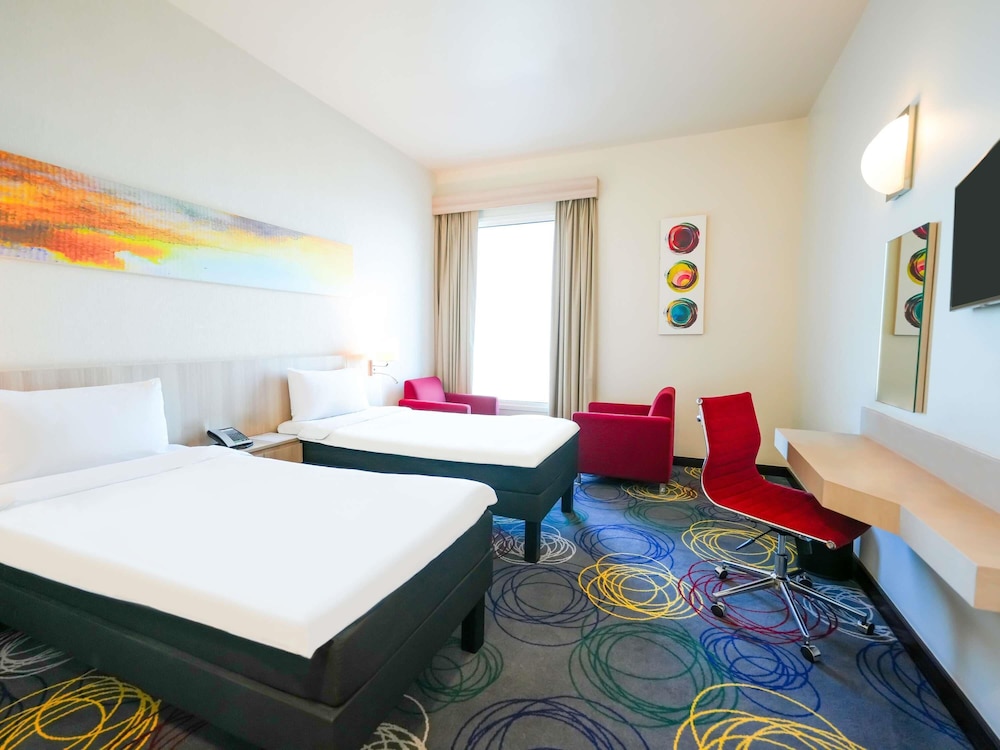Habitación estándar con 2 camas individuales del hotel Ibis Styles Dragon Mart Dubai. Foto 5