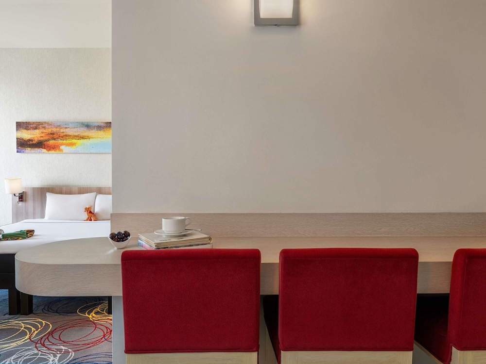 Habitación familiar con 1 cama doble del hotel Ibis Styles Dragon Mart Dubai. Foto 4