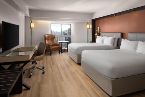 Habitación con vistas a la ciudad - 2 camas dobles del hotel Millennium Hilton New York One UN Plaza. Foto 3