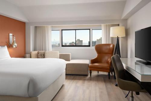 Habitación con cama extragrande y vistas a la ciudad del hotel Millennium Hilton New York One UN Plaza. Foto 3