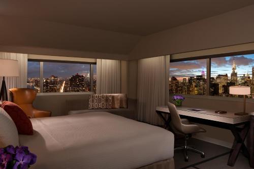 Premium Corner Room with One King Bed - City View del hotel Millennium Hilton New York One UN Plaza. Foto 4