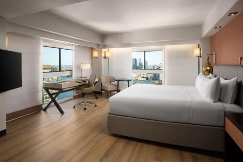 Deluxe King Room with Roll - In Shower - City View - Accessible del hotel Millennium Hilton New York One UN Plaza. Foto 4