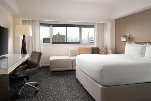 Signature King Suite with Roll - In Shower - Mobility Accessible del hotel Millennium Hilton New York One UN Plaza. Foto 1
