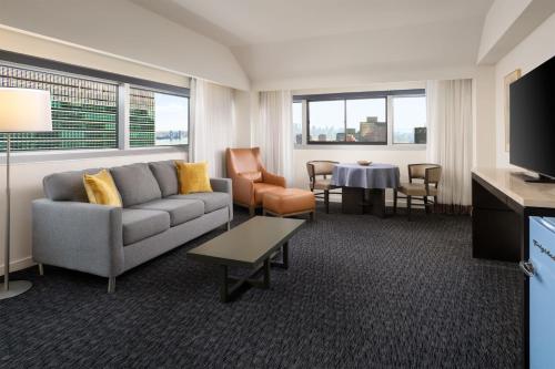 Signature King Suite with Roll - In Shower - Mobility Accessible del hotel Millennium Hilton New York One UN Plaza. Foto 2