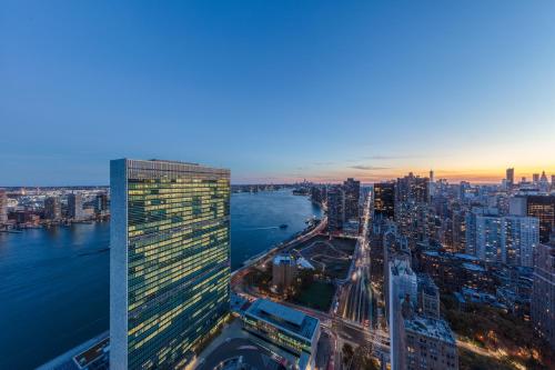 Signature King Suite with Roll - In Shower - Mobility Accessible del hotel Millennium Hilton New York One UN Plaza. Foto 4