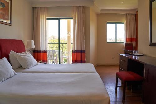 Habitación Doble Deluxe con vistas a la piscina - 1 o 2 camas del hotel The Navigator- Palm Oasis Alvor. Foto 3