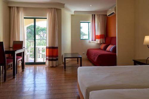 Suite Junior con balcón del hotel The Navigator- Palm Oasis Alvor. Foto 2