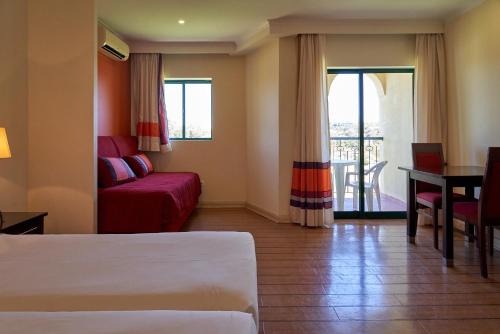 Suite Junior con vistas al jardín del hotel The Navigator- Palm Oasis Alvor. Foto 1
