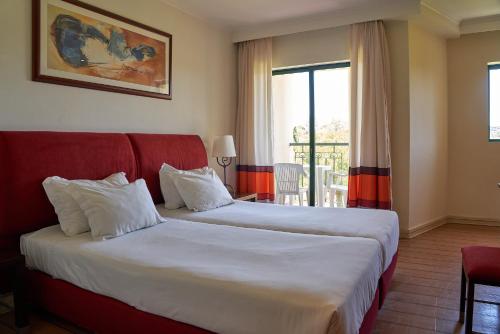 Habitación Familiar con vistas al jardín del hotel The Navigator- Palm Oasis Alvor. Foto 2