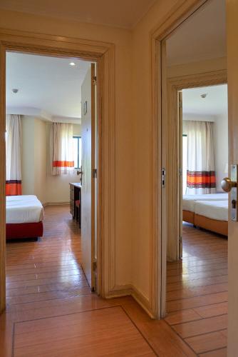 Habitación Familiar con vistas al jardín del hotel The Navigator- Palm Oasis Alvor. Foto 3