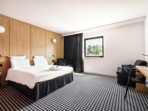 Habitación familiar de categoría superior con una cama doble y 2 sofás cama individuales del hotel Mercure Tours Sud
