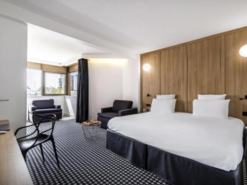 Habitación familiar de categoría superior con una cama doble y 2 sofás cama individuales del hotel Mercure Tours Sud. Foto 1
