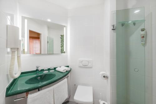 Habitación Doble Estándar - 2 camas del hotel Ibis Budapest City. Foto 8