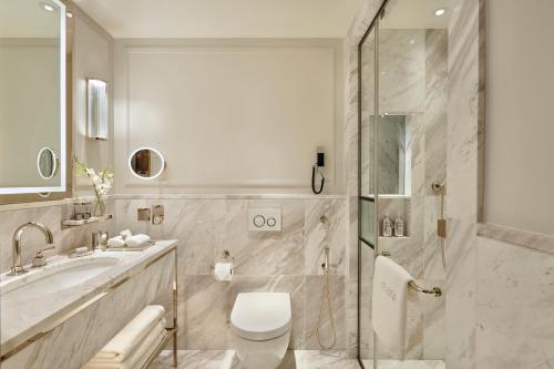 Habitación Deluxe con acceso exclusivo a los jardines privados Cadogan del hotel Jumeirah Carlton Tower London. Foto 1