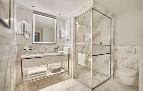 Suite Garden Deluxe con balcón y acceso exclusivo a los jardines privados Cadogan del hotel Jumeirah Carlton Tower London. Foto 1