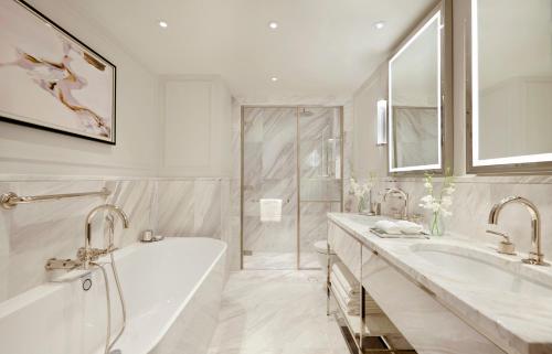 Suite Executive con vistas a la ciudad y acceso exclusivo a los jardines privados Cadogan del hotel Jumeirah Carlton Tower London. Foto 2
