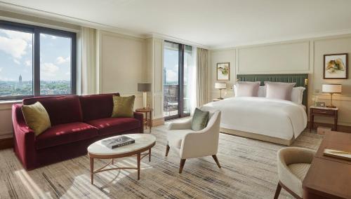Suite Junior con vistas a la ciudad y acceso exclusivo a los jardines privados Cadogan del hotel Jumeirah Carlton Tower London. Foto 1