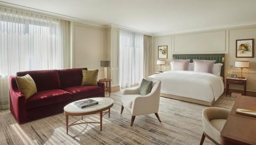 Suite Junior con vistas a la ciudad y acceso exclusivo a los jardines privados Cadogan del hotel Jumeirah Carlton Tower London. Foto 2