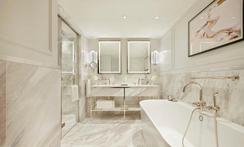 Suite Junior con vistas a la ciudad y acceso exclusivo a los jardines privados Cadogan del hotel Jumeirah Carlton Tower London. Foto 3