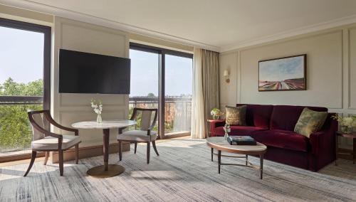 Suite Junior con acceso exclusivo a los jardines privados Cadogan del hotel Jumeirah Carlton Tower London. Foto 1