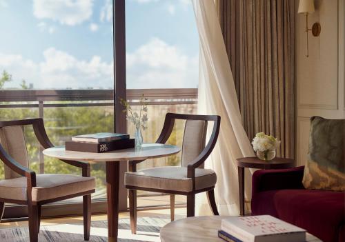 Suite Junior con acceso exclusivo a los jardines privados Cadogan del hotel Jumeirah Carlton Tower London. Foto 2