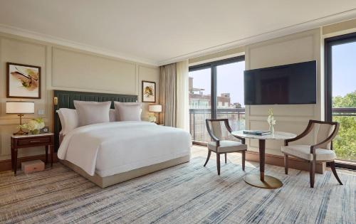 Suite Junior con acceso exclusivo a los jardines privados Cadogan del hotel Jumeirah Carlton Tower London. Foto 3