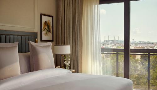 Suite Junior con acceso exclusivo a los jardines privados Cadogan del hotel Jumeirah Carlton Tower London. Foto 5