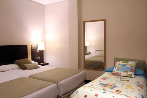 Habitación Doble con 2 camas del hotel Conde Duque Bilbao. Foto 3