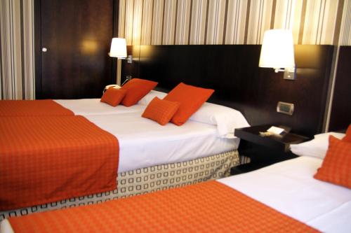 Habitación Triple Clásica del hotel Conde Duque Bilbao
