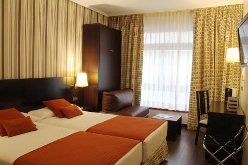 Habitación Triple Clásica del hotel Conde Duque Bilbao. Foto 1