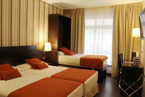 Habitación Triple Clásica del hotel Conde Duque Bilbao. Foto 2