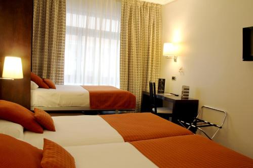 Habitación Triple Clásica del hotel Conde Duque Bilbao. Foto 3