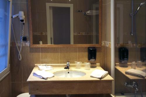 Habitación Doble Superior con balcón del hotel Conde Duque Bilbao. Foto 5
