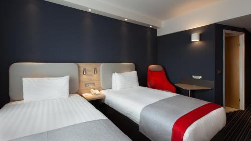 Habitación Estándar con desayuno gratuito del hotel Holiday Inn Express Geneva Airport, An Ihg. Foto 5