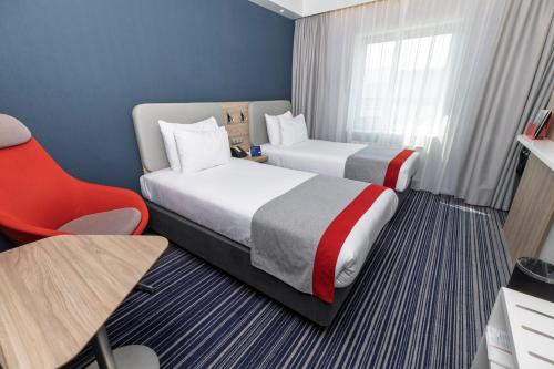 Habitación Doble Estándar - 2 camas - Desayuno gratuito del hotel Holiday Inn Express Geneva Airport, An Ihg