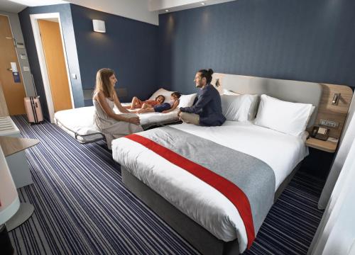 Habitación Doble Estándar con sofá cama del hotel Holiday Inn Express Geneva Airport, An Ihg