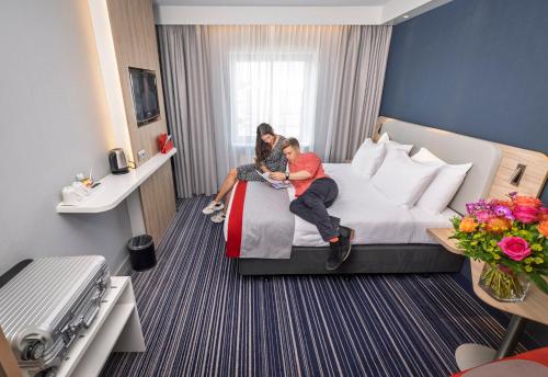 Habitación Estándar con cama grande - Desayuno gratuito del hotel Holiday Inn Express Geneva Airport, An Ihg