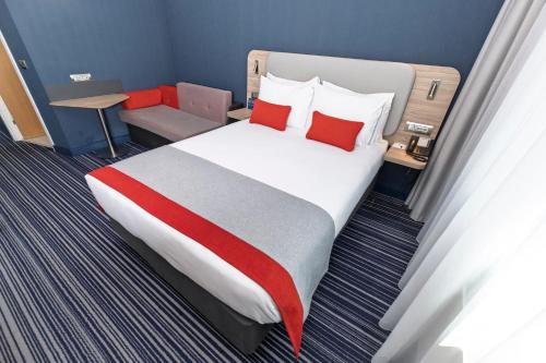 Habitación Doble Estándar con sofá cama del hotel Holiday Inn Express Geneva Airport, An Ihg. Foto 3