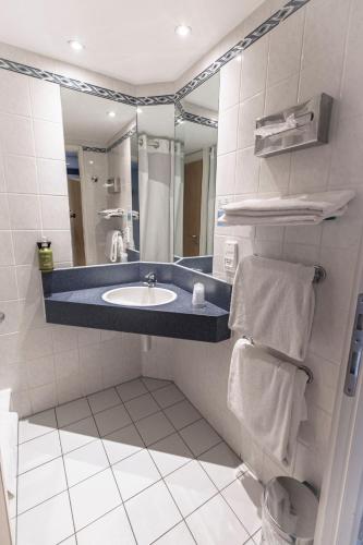 Habitación Doble Estándar con sofá cama del hotel Holiday Inn Express Geneva Airport, An Ihg. Foto 4