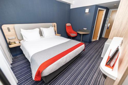 Habitación Doble Estándar con sofá cama del hotel Holiday Inn Express Geneva Airport, An Ihg. Foto 5