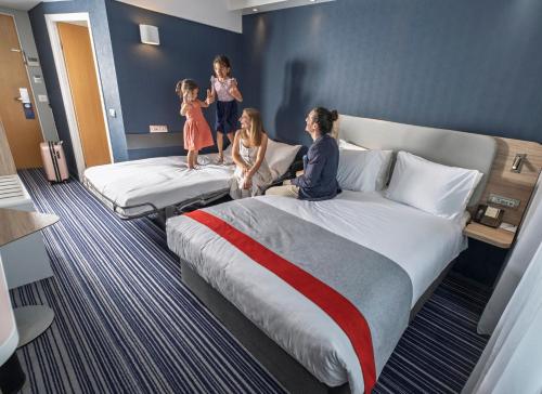Habitación Doble Estándar con sofá cama del hotel Holiday Inn Express Geneva Airport, An Ihg. Foto 6