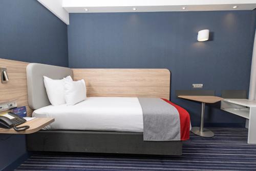 Habitación Individual Estándar del hotel Holiday Inn Express Geneva Airport, An Ihg. Foto 5
